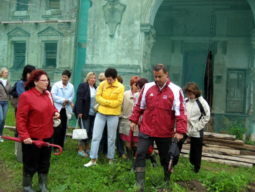 Otrdien ekskursijā uz rekonstruējamo Vecgulbenes muižas kompleksu bija ieradušies Gulbenes pašvaldības darbinieki, taču šāda iespēja ir ikvienam Gulbenes rajona iedzīvotājam, iepriekš telefoniski piesakot savu vizīti pie Jāņa (+37129205169). Foto: Diāna Odumiņa