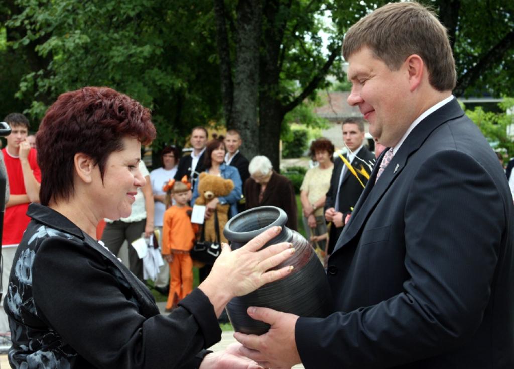 Uzņēmēja Mārīte Matišina saņēma Pateicības rakstu par skaisto ēku, kas gada laikā tapusi pilsētas centrā. To pasniedza Ministru prezidents Aigars Kalvītis. Foto: Gatis Bogdanovs