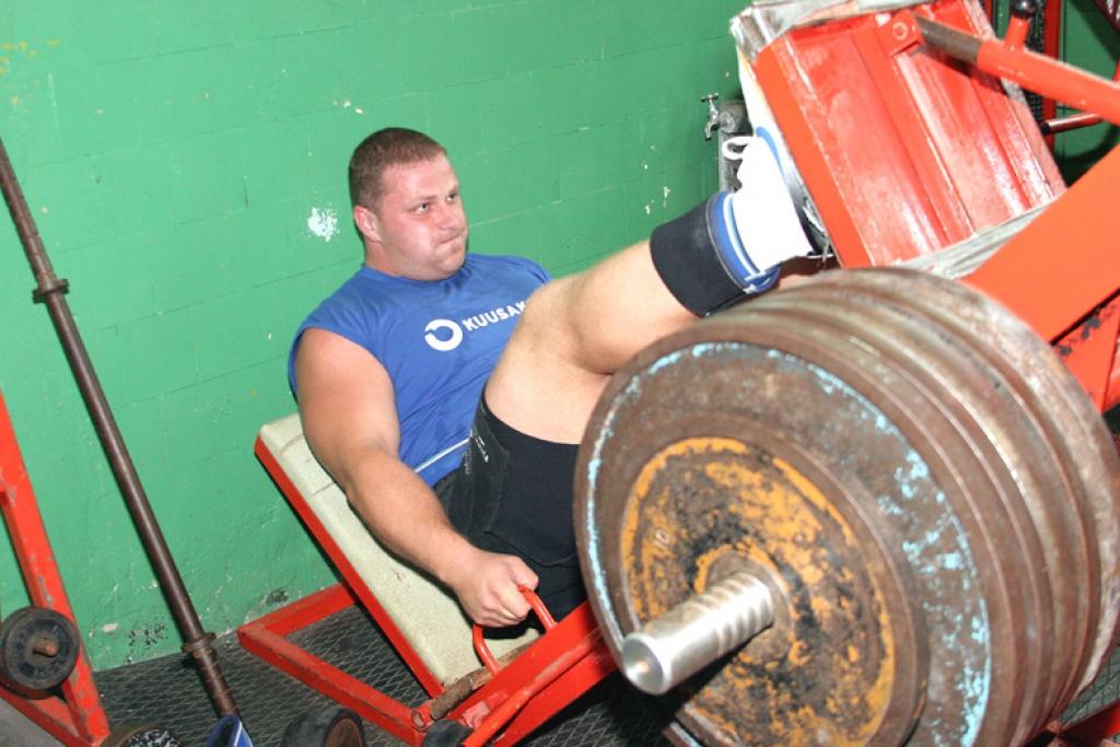 Šim sporta veidam ir jāvelta sevi visu. Ja dara, tad dara nopietni, ja ne - tad nedara vispār, saka Gulbenes stiprinieks Amndris Leišavnieks. Foto: Gatis Bogdanovs