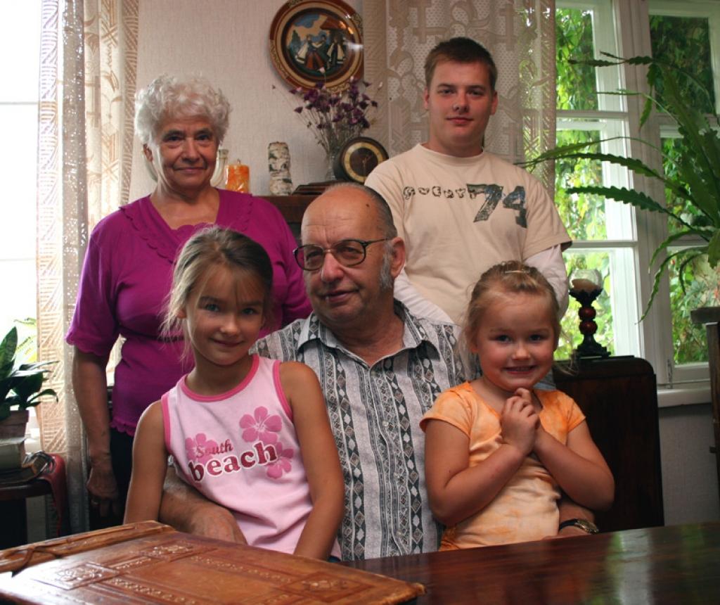 Ķikuļu dzimtas pārstāvis Uldis Ķikulis, viņam klēpī - jaunākā dzimtas pārstāve mazmeita Megija (no labās), mazmeita Silva, mazdēls Ingars un dzīvesbiedre Maija. Foto: Gatis Bogdanovs