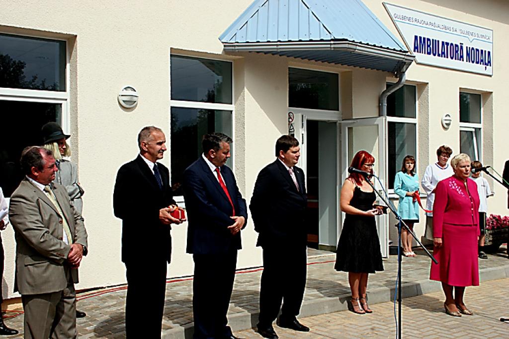 Pilsētas svētku ietvaros Gulbenē atklāja poliklīniku. Tajā piedalījās arī ministru prezidents Aigars Kalvītis, veselības ministrs Vinets Veldre. Foto: Gatis Bogdanovs