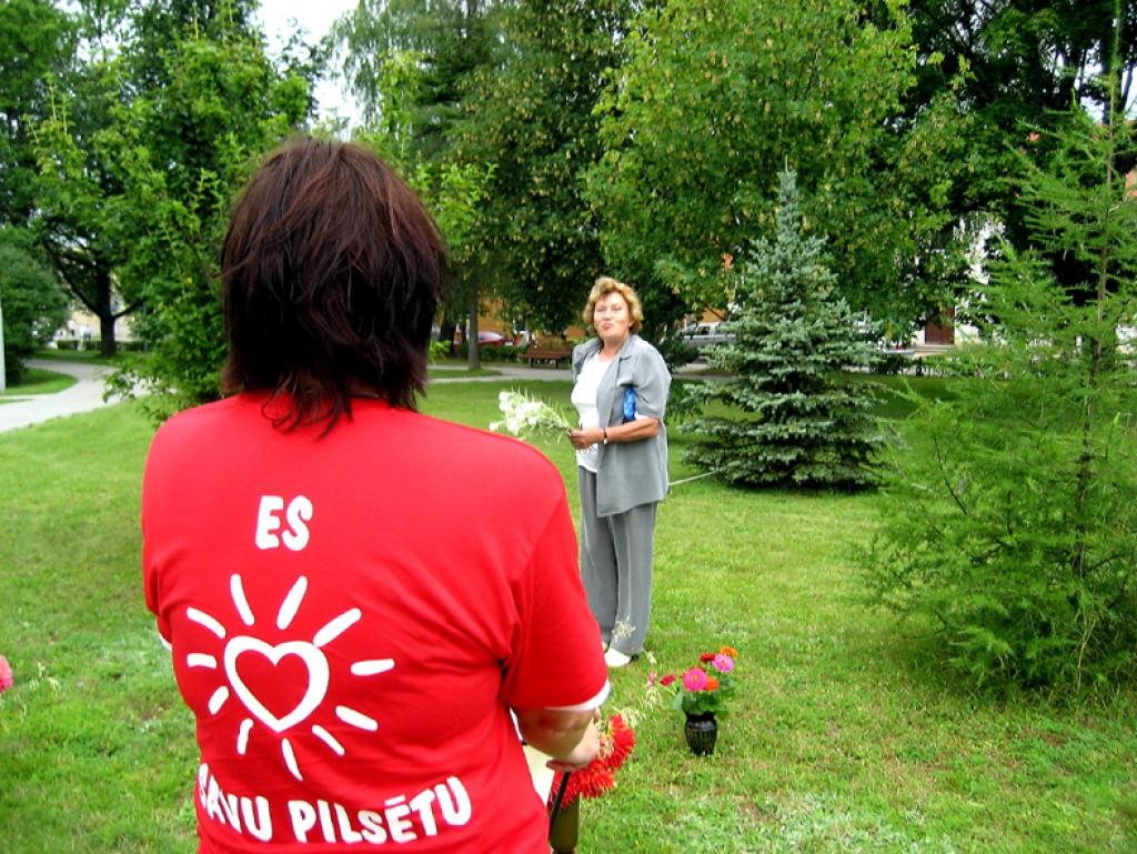Gulbenes pensionāru padomes priekšsēdētāja Mirdza Kušķe un viņas palīgi dāvina gulbeniešu sirds priekam un acu gaišumam visskaistākos ziedus no saviem dārziem. Foto: Diāna Odumiņa