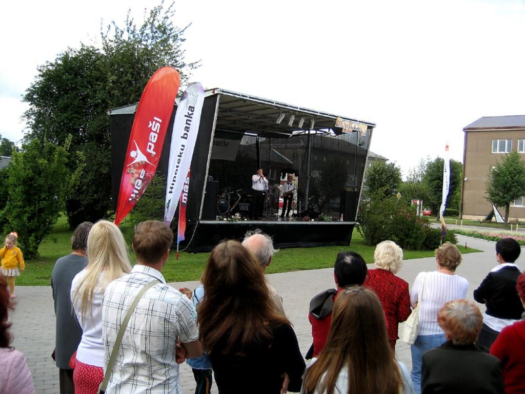 Bellacord koncertu noklausīties un noskatīties Gulbenes Pilsētas svētkos atnāca vairāki simti cilvēku. Foto: Diāna Odumiņa