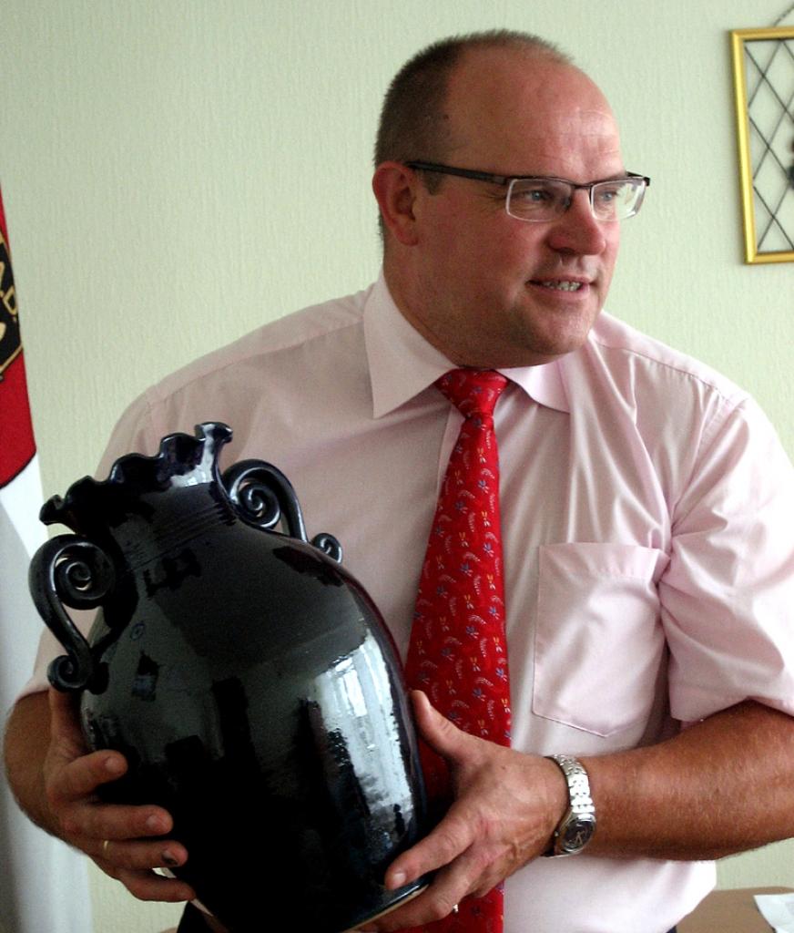 Alūksnes pilsētas domes priekšsēdētājs Viktors Litaunieks 27.jūlijā aicināts piedalīties Kristapa un Džūlijas Keggi Zelta kāzās. Viņš dzīvesbiedriem lielajā jubilejā dāvinās šo lielo vāzi, kas ir Alūksnes keramiķa Uģa Puzuļa roku darbs. Foto: Diāna Odumuiņa