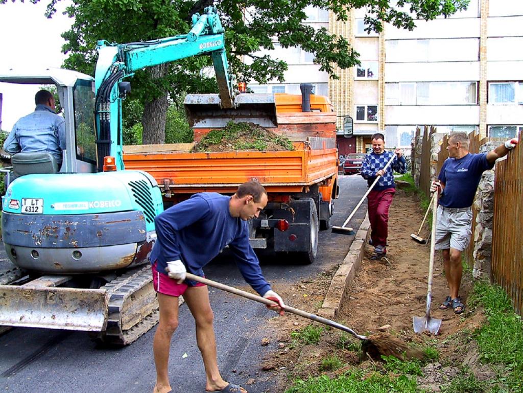 Šobrīd Apes ielā norisinās gājēju ietves izbūve. Rezultātā tiks ieklāts bruģis un ietve tiks papildināta ar drošām margām. Foto: Ilze Bogdanova