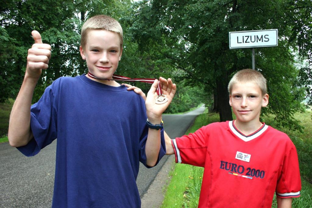 Lizumnietis, pazīstama soļotāja Jurija Gjača 13 gadus vecais dēls Edgars (no kreisās)Lizumnietis, pazīstama soļotāja Jurija Gjača 13 gadus vecais dēls Edgars (no kreisās) kļuvis par Latvijas čempionu soļošanā. Viņa draugs un treniņu biedrs Eduards Purvītis ierindojies 5.vietā. Abus zēnus trenē J.Gjačs. Foto: Gatis Bogdanovs
