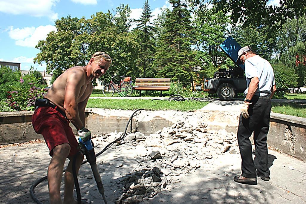 Drīz nekas vairs neliecinās, ka šajā vietā Gulbenes centrālajā skvērā visus padomju gadus ir bijusi nīkulīga strūklaka, kas ilgāku laiku vispār vairs nedarbojās. Foto: Gatis Bogdanovs