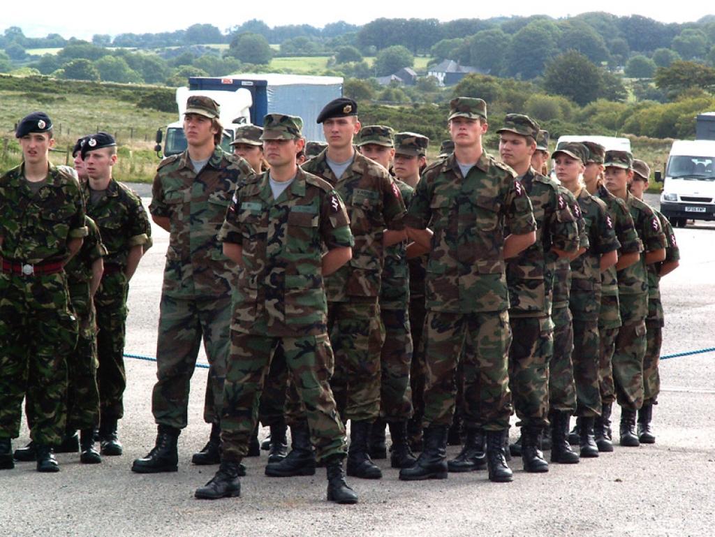 Jaunsardzes Madara Stapāne un Silva Zurkova ierindā kopā ar citiem 20 jaunsargiem no Latvijas un 20 Lielbritānijas kadetiem vienotā ierindā. Foto: no personiskā albuma