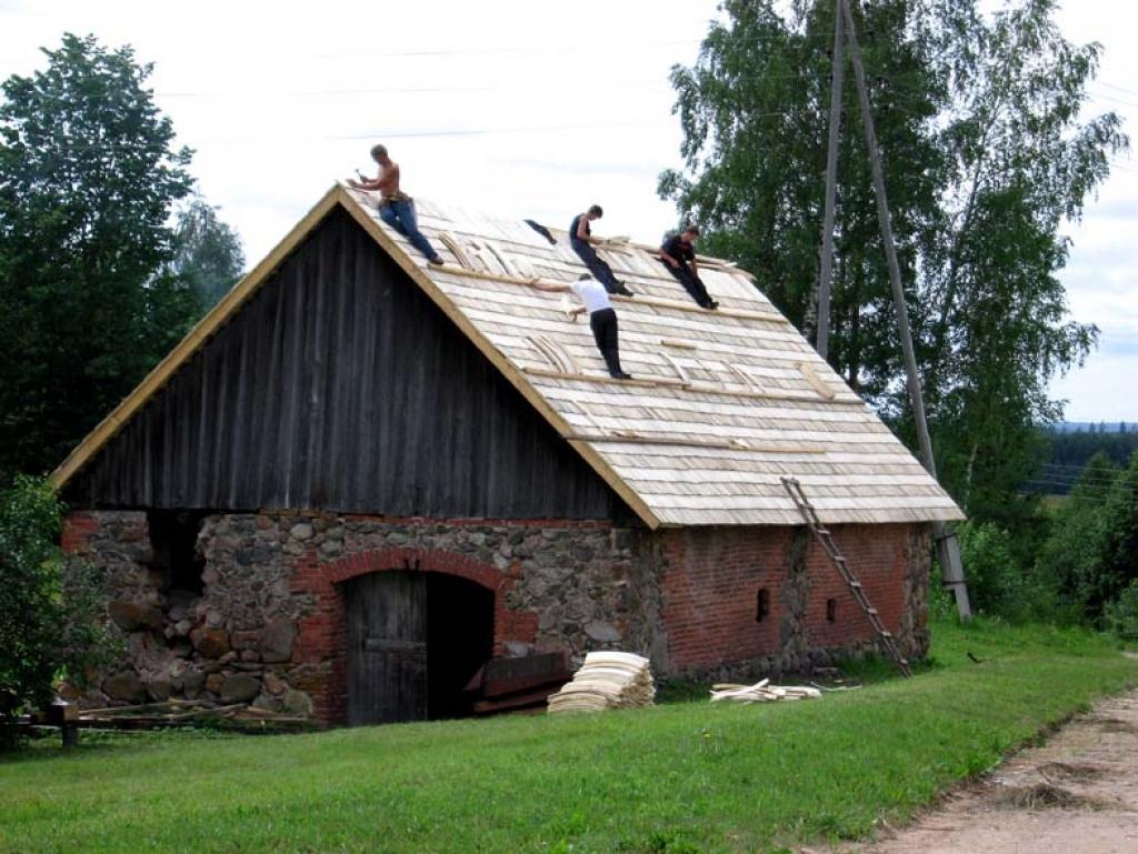 Druvienas vecās skolas - muzeja saimniecības ēkā ar laiku tiks izveidota krājumu glabātuve. ''Ēkai vispirms jātiek zem jumta, tad varēs domāt par tālākiem remontdarbiem,