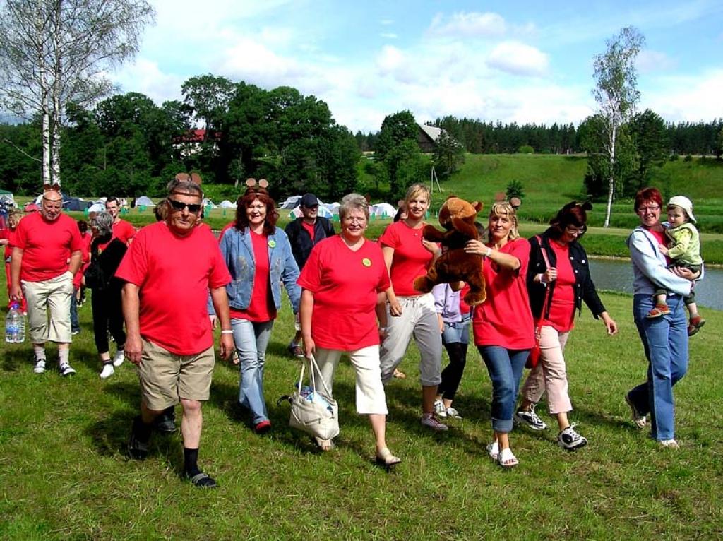 Draudzīgi un priecīgi laikraksta 
