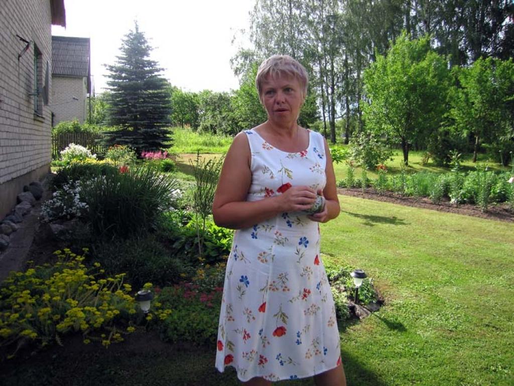 Arī Lizuma pagastā vērtēšanas komisija apskatīja skaistākās sētas. Foto: Evita Brokāne