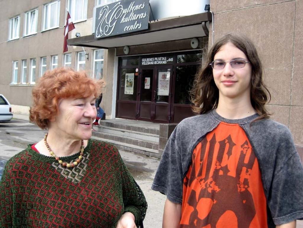 Gulbeniete Nelda Pekse sestdienas pēcpusdienā uz referendumu devās nepilngadīga mazdēla Oskara Gulbje pavadībā. 