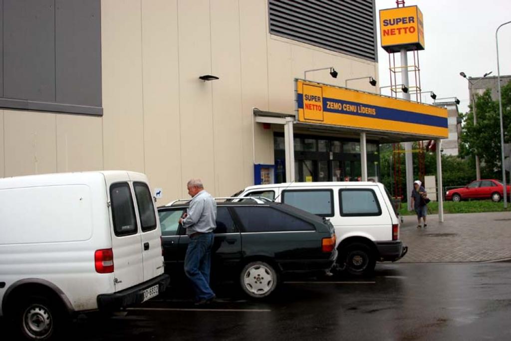 Pašlaik automašīnas stāvvietu invalīdiem pie lielveikala 