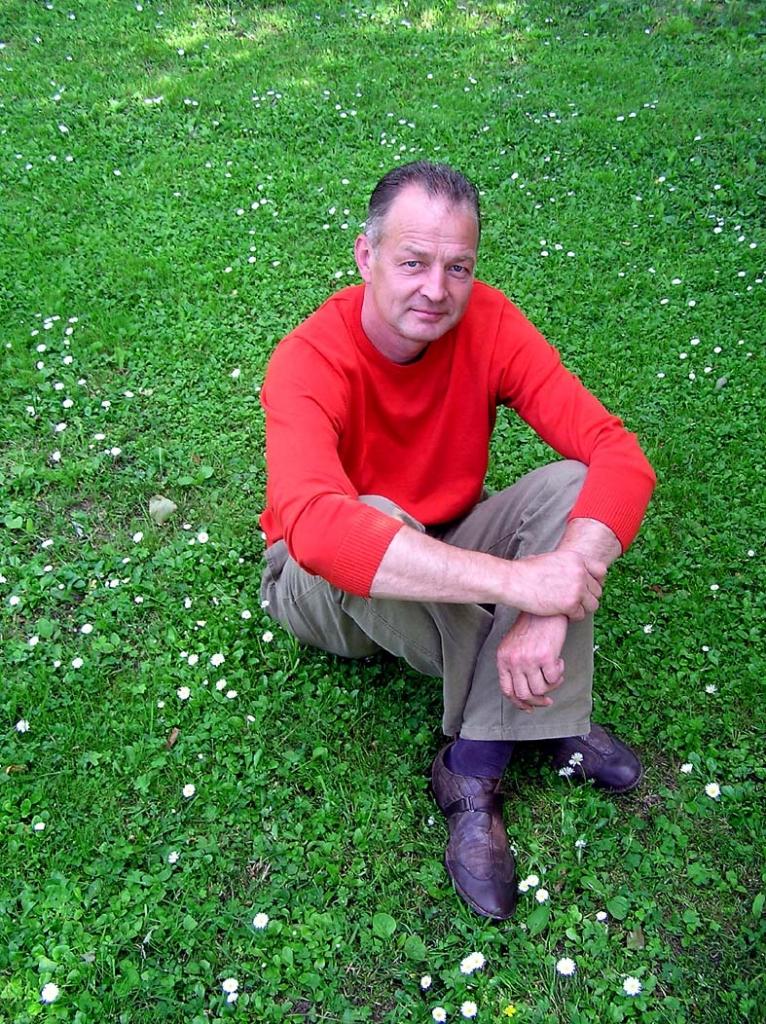 Aktieris, jubilārs, Lejasciema vasarnieks Guntis Skrastiņš gaida visus labos, mīļos cilvēkus 21.jūlijā Lejasciema brīvdabas estrādē, kur notiks koncerts ar Raimondu Paulu. Foto: Diāna Odumiņa