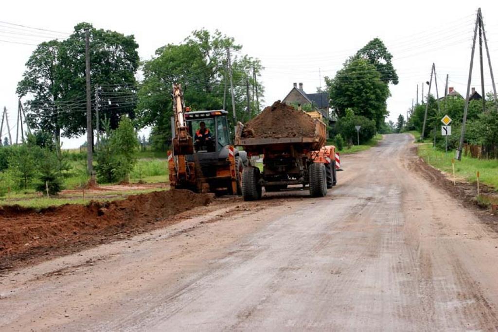Pirms brauktuves grants seguma pastiprināšanas, vispirms tiek sakārtoti ceļmalas grāvji. Foto: Gatis Bogdanovs