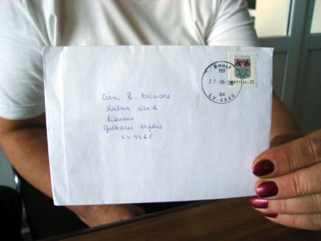 Gulbeniete Baiba Opse jutās pārsteigta, savā pastkastē atrodot lizumnietei adresētu vēstuli. Abas sievietes dzīvo Kalna ielā, taču viena Gulbenē, otra - Lizumā. Foto: Diāna Odumiņa