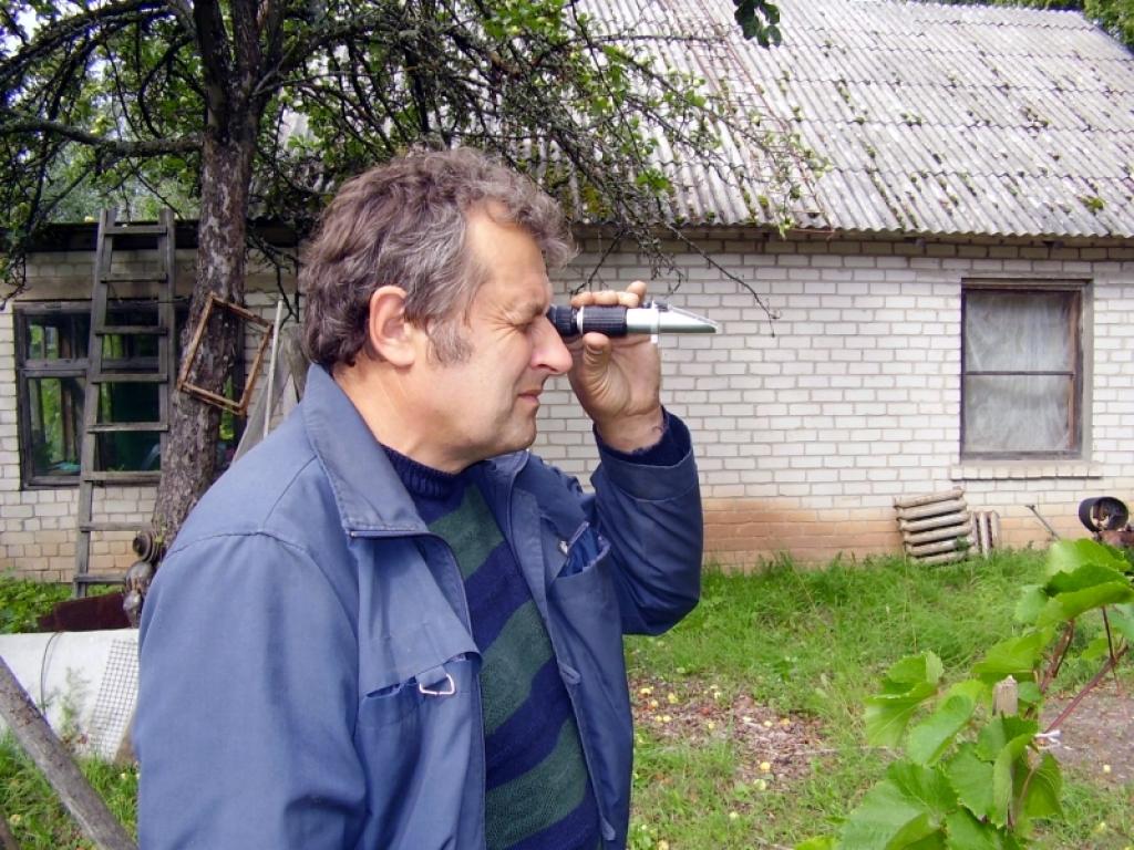 Mikrobiologs Andris Dišlers (attēlā) ar speciālu ierīci noskaidroja cukura līmeni katrā no 20 Andraša Fazekaša selekcionētajām vīnogu šķirnēm. 
Autors: Foto: Andrašs Fazekašs