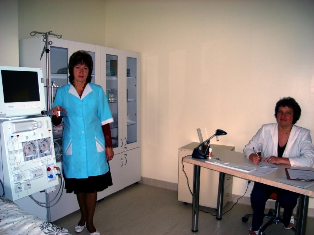Dialīzes centrā pacientus apkalpo medicīnas māsas Maruta Medne (no kreisās) un Iveta Bērziņa, kura drīzumā strādās tikai Alūksnē. 
Autors: Foto: Malda Ilgaža