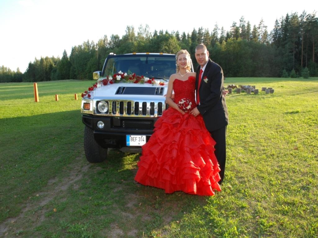 Kleitas radīšanai izmantoti 24 metri materiāla. Renārs sievai kāzu jubilejā bija sarūpējis pārsteigumu - 