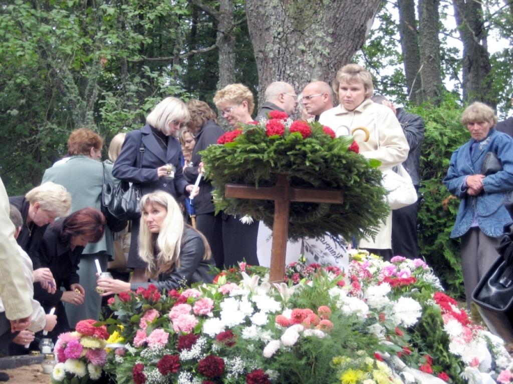 Pavadīt tiesnesi Antoņinu Kaupužu uz viņas atdusas vietu bija atnākuši daudzi kolēģi, kas ir pateicīgi viņai par ilggadējo darbu un cilvēcisko attieksmi. 
Autors: Foto: Diāna Odumiņa 