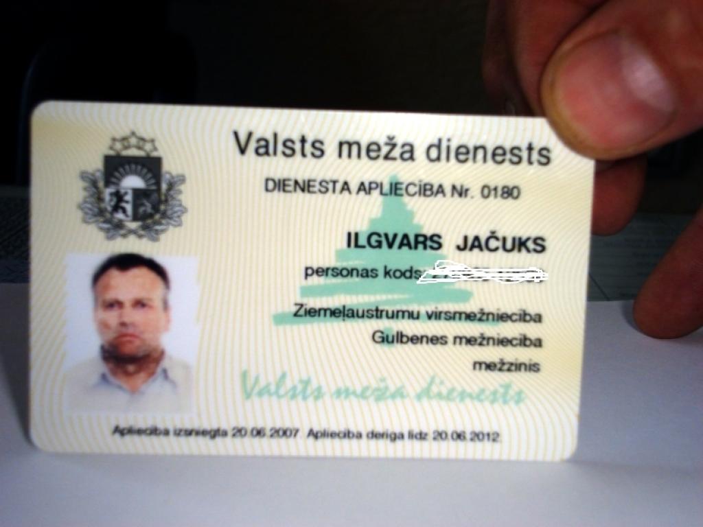 Valsts meža dienesta darbinieki jauno dienesta apliecību uzskata par mūsdienīgu, izturīgu un ērti izmantojamu. 
Autors: Foto: Malda Ilgaža
