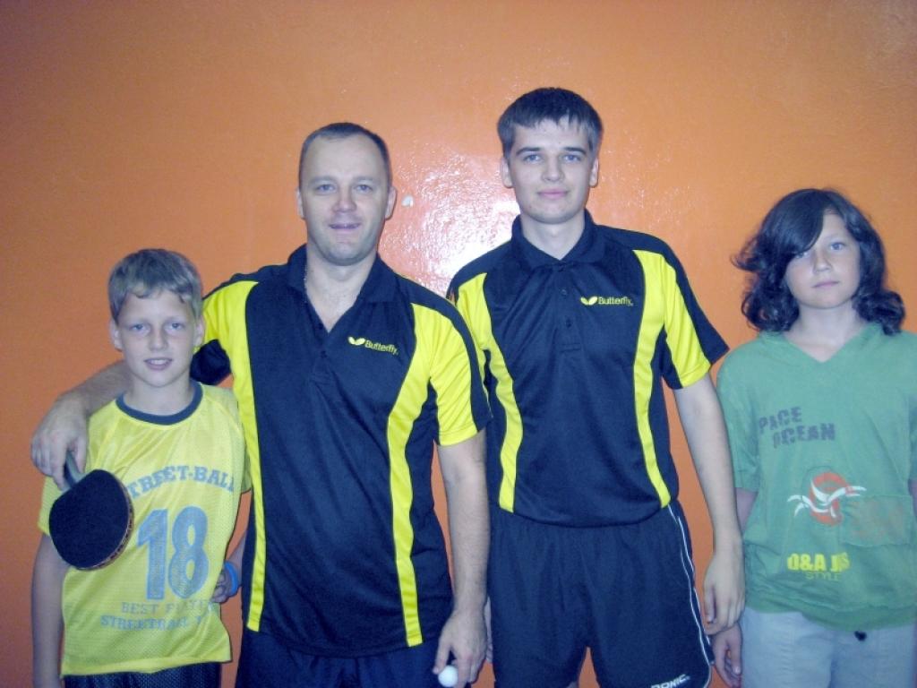 Galda tenisa meistari un jaunie spēlētāji - starēnietis Viesturs Groza (no kreisās), rīdzinieki Nauris Skara un Oļegs Kartuzovs un starēnietis Nauris Sirmacis. 
Autors: Foto: Jāzeps Odumiņš