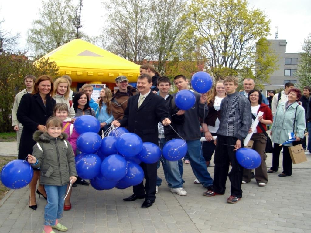 Valtis Krauklis (centrā) Eiropas dienās Gulbenē.
Autors: Foto: no arhīva