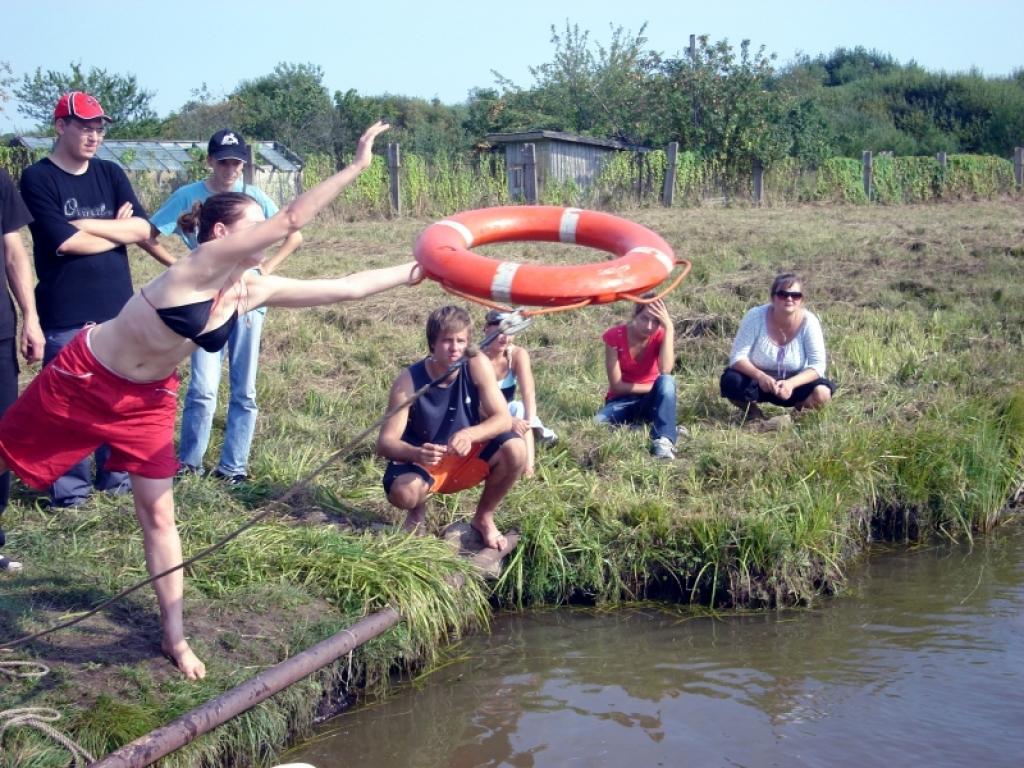 Jauniešiem bija glābšanas riņķis jāuzmet virsū 