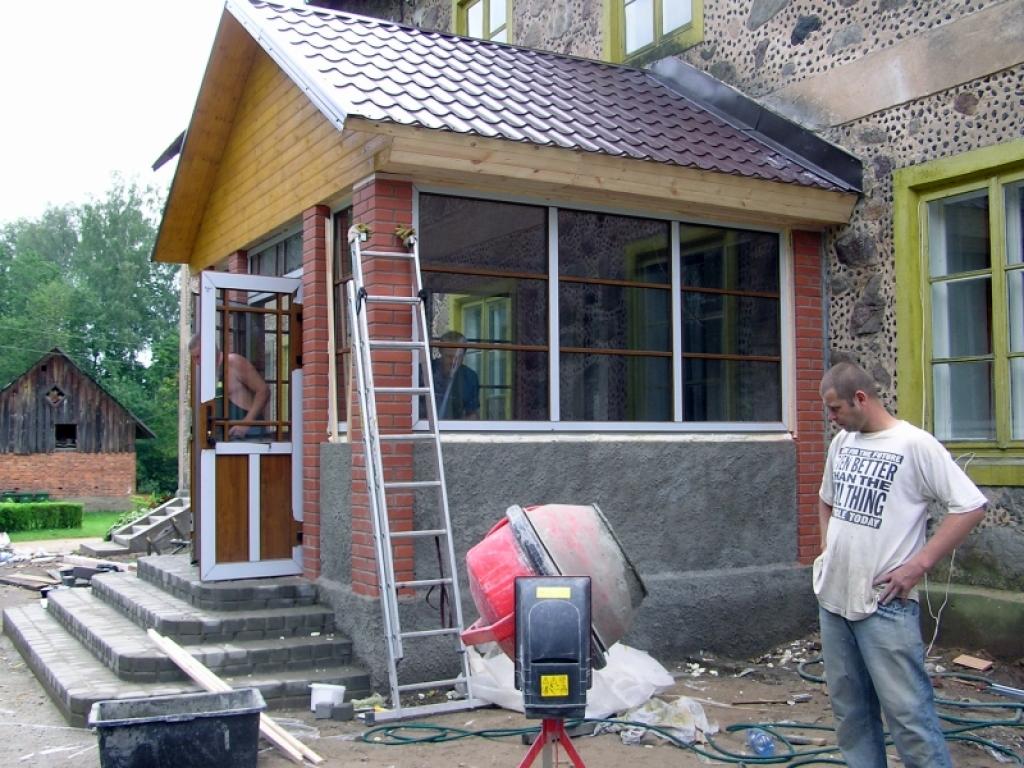  Viesi, kas rīt ieradīsies uz Rankas pamatskolas 120 gadu jubilejas svinībām, skolā ienāks caur balkonu pa parādes durvīm, kas atjaunots tāds, kāds tas bija pirmās brīvvalsts laikā. Šobrīd te vēl rosās celtnieki. 
Autors: Foto: Malda Ilgaža