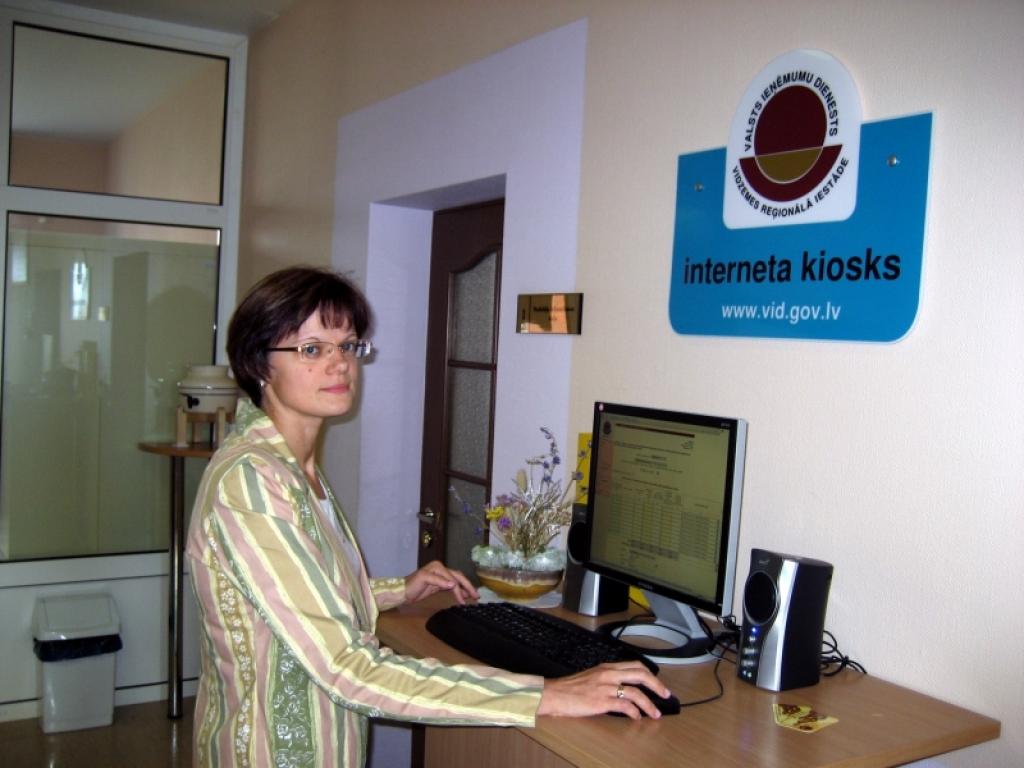 Gulbenē, Valsts ieņēmumu dienesta klientu apkalpošanas zālē, izvietots dators, kuru par brīvu var izmantot katrs nodokļu maksātājs. 