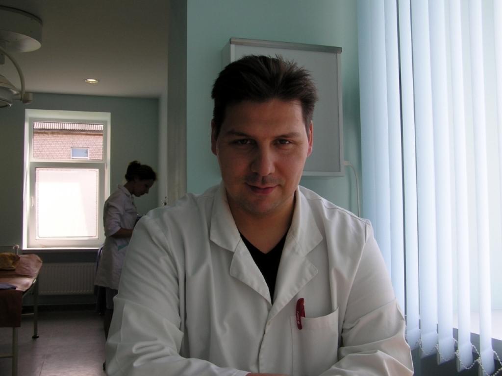 “Man patīk strādāt Gulbenes slimnīcā, jo te ir labi cilvēki un  lieliski kolēģi,” saka ķirurgs Andrejs Miļčevskis. 
Autors: Foto: Malda Ilgaža