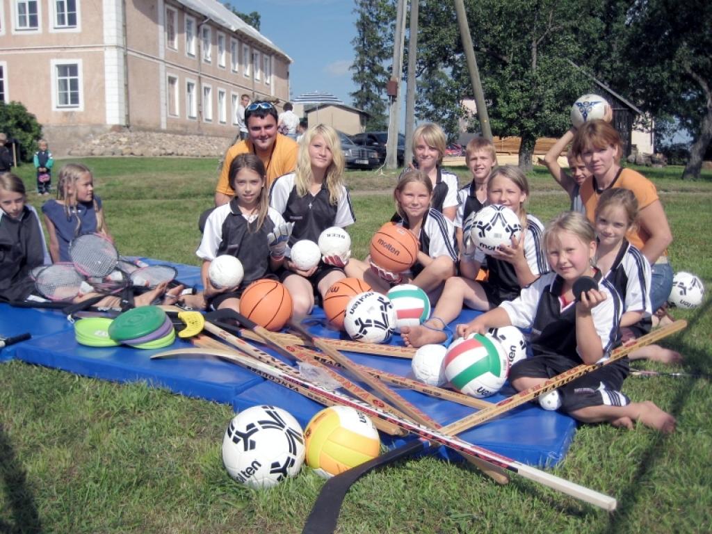 Sporta skolotāji Jānis Ņikrasovs, Aivita Ezeriņa un skolēni ir gandarīti par jauno inventāru sporta nodarbībām.
Autors: Foto: no personiskā albuma