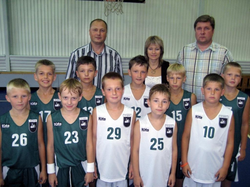 Gulbenes sporta skolas jaunā maiņa - 1997.gadā dzimušie puiši, basketbola cerība. Kopā ar viņiem fotoattēlā ir trenere Vija Kalniņa, sporta skolas direktors Normunds Aizpurs un 