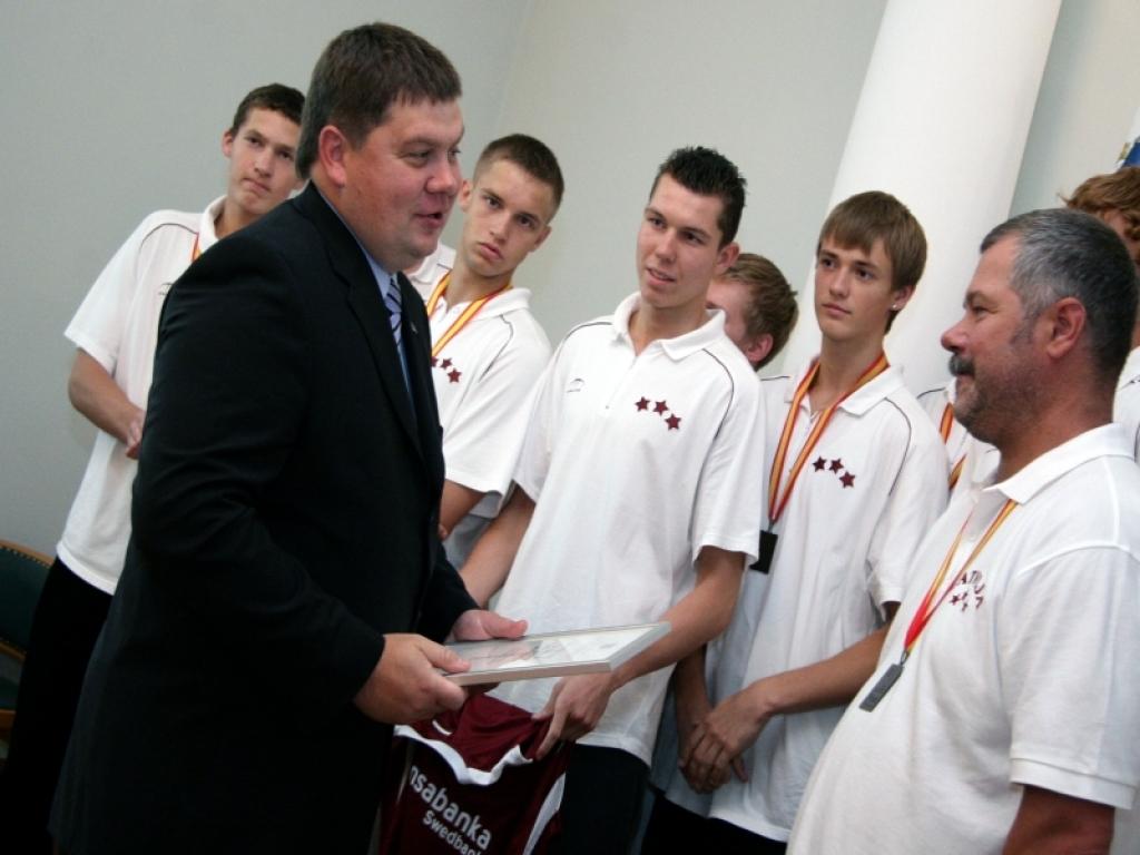 Mikus Sokolovs (otrais no labās) brīdī, kad Ministru prezidents Aigars Kalvītis sveic Latvijas U-18 basketbola valstsvienības galveno treneri Vari Krūmiņu un komandu. 
Autors: Foto: Evija Trifanova (LETA)