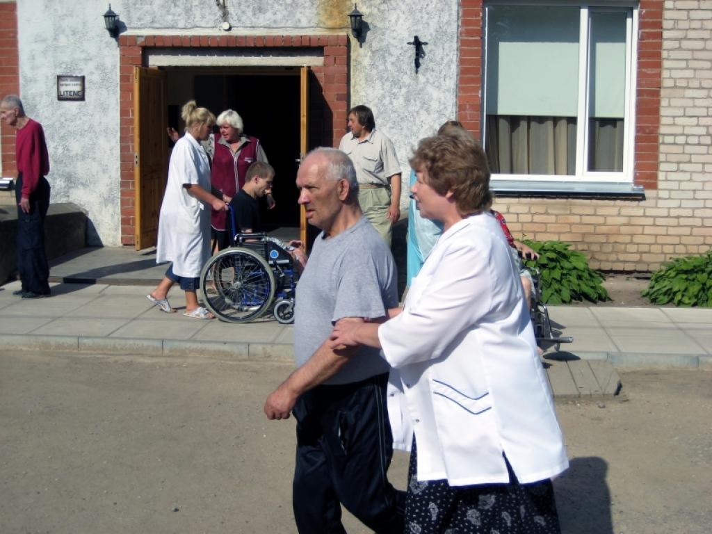 Pēc lokālās trauksmes sirēnas ieslēgšanas notiek pansionāta iemītnieku evakuācija no vienas ēkas. No nama iznāca vai tika iznesti visi iemītnieki. Viņus darbinieki pulcināja trīs vietās ēnā ārpus ēkas. Katra pulcēšanās vietā klāt bija mediķis.
Autors: Foto: Diāna Odumiņa