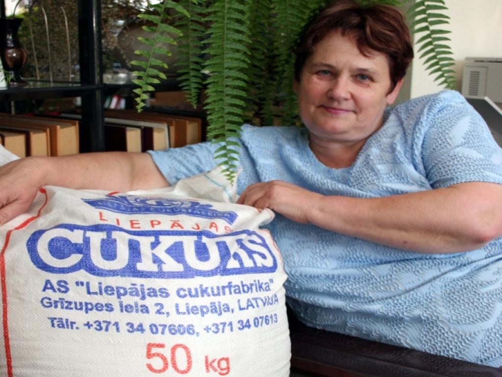 Silvija Briža dāvanai pakaļ brauca, organizējot mašīnu un cukura maisa nesējus. Pati viņa būs vienīgi dāvanas lietā licēja, gatavojot ievārījumus un kompotus. 
Autors: Foto: Gatis Bogdanovs