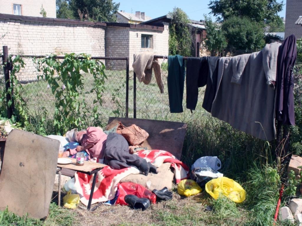 Tā ir sanācis, ka senioram Vikentijam nav māju, nav jumta virs galvas. Radiniece, pie kuras viņš mitinājies Gulbenē, mirusi un vīrietim nebija tiesību palikt viņas dzīvoklī. Vasarā ar Vikentiju nekas slikts nevar notikt, bet kā būs ziemā? 
Autors: Foto: Gatis Bogdanovs
