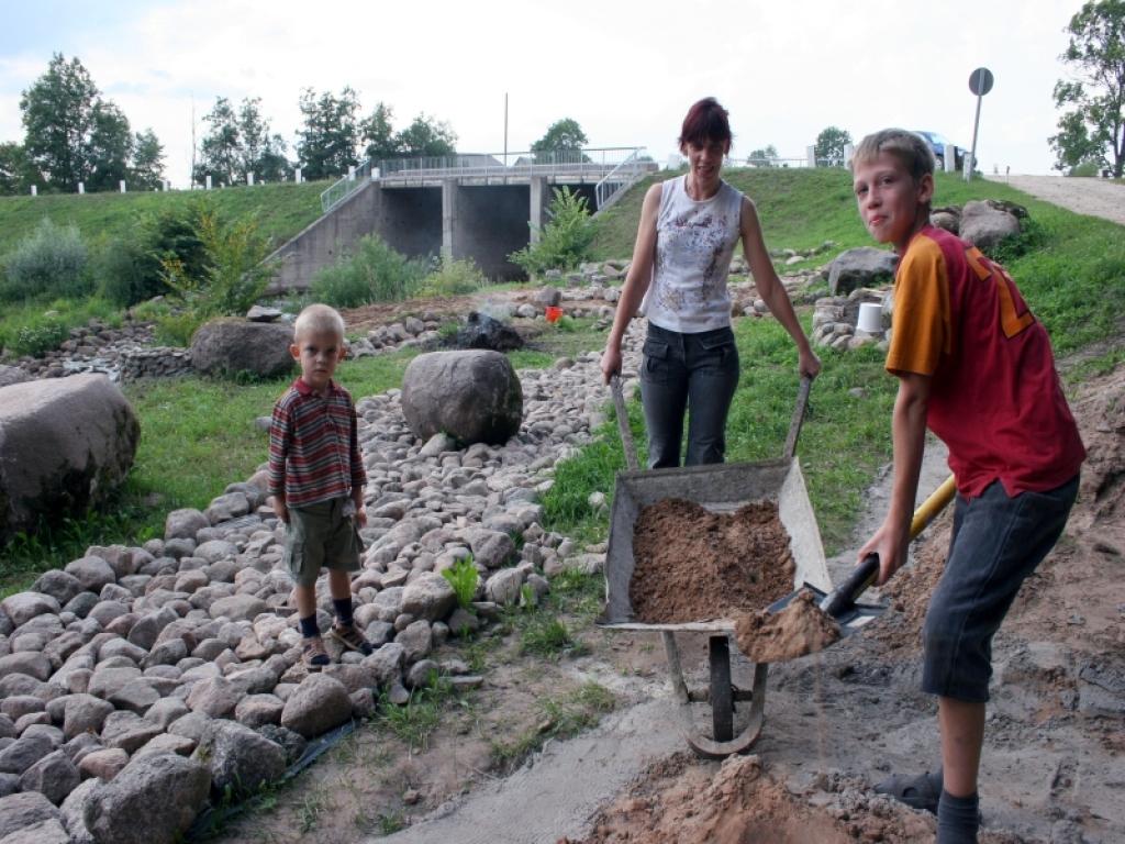 Jau vairākas nedēļas Jaunannas pagastā trešdienas ir īpašas talkas dienas. Tajās iedzīvotāji tiek aicināti pulcēties Zaķusalas apkaimē, lai kopīgiem spēkiem īstenotu visai neparastu ieceri – pašu veidotu akmeņdārzu Pededzes krastā. Vakar vakarā pirmā uz talku ieradās Vita, Mairis un Ralfs Siliņi.
Autors: Foto: Gatis Bogdanovs