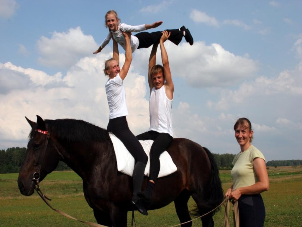 Paraugdemonstrējumu voltižēšanā ar ķēvi Janu rāda Elīza Anna Romanovska, Guna Oša, Pēteris Krastiņš un Māra Oša. 
Autors: Foto: Gatis Bogdanovs