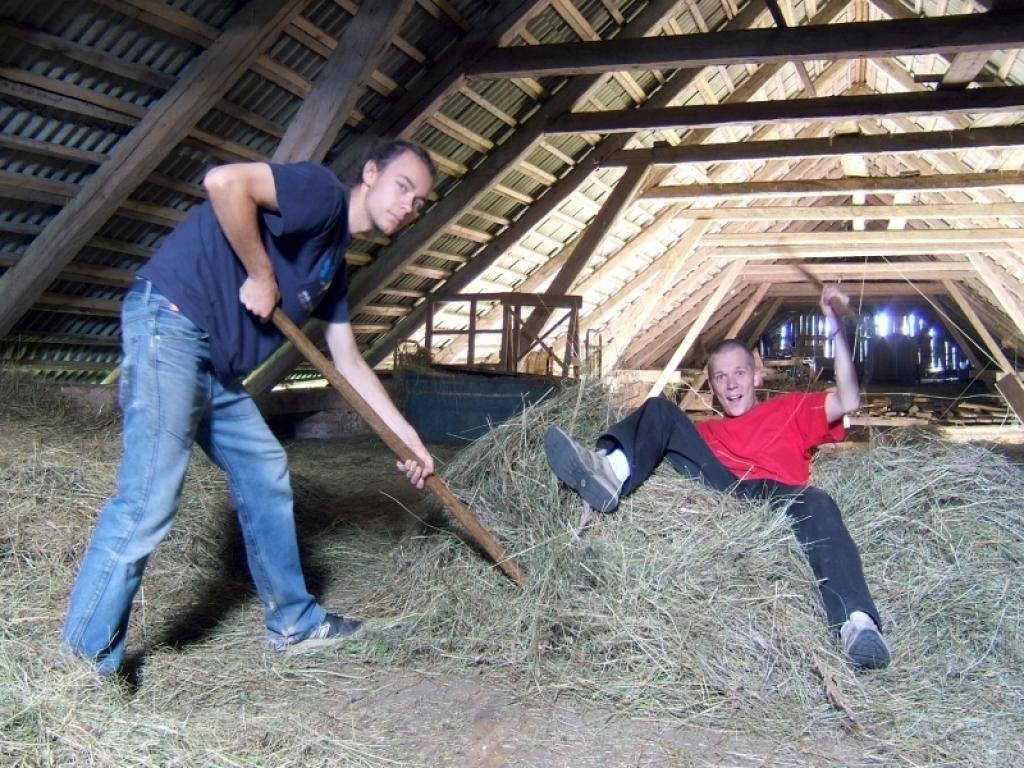 Mārtiņš Šipenko (no kreisās): un Gatis Kurzemnieks cītīgi ķērušies pie darba, lai Šķūnenieku mājās ikviens justos gaidīts. Foto: Jana Igaviņa