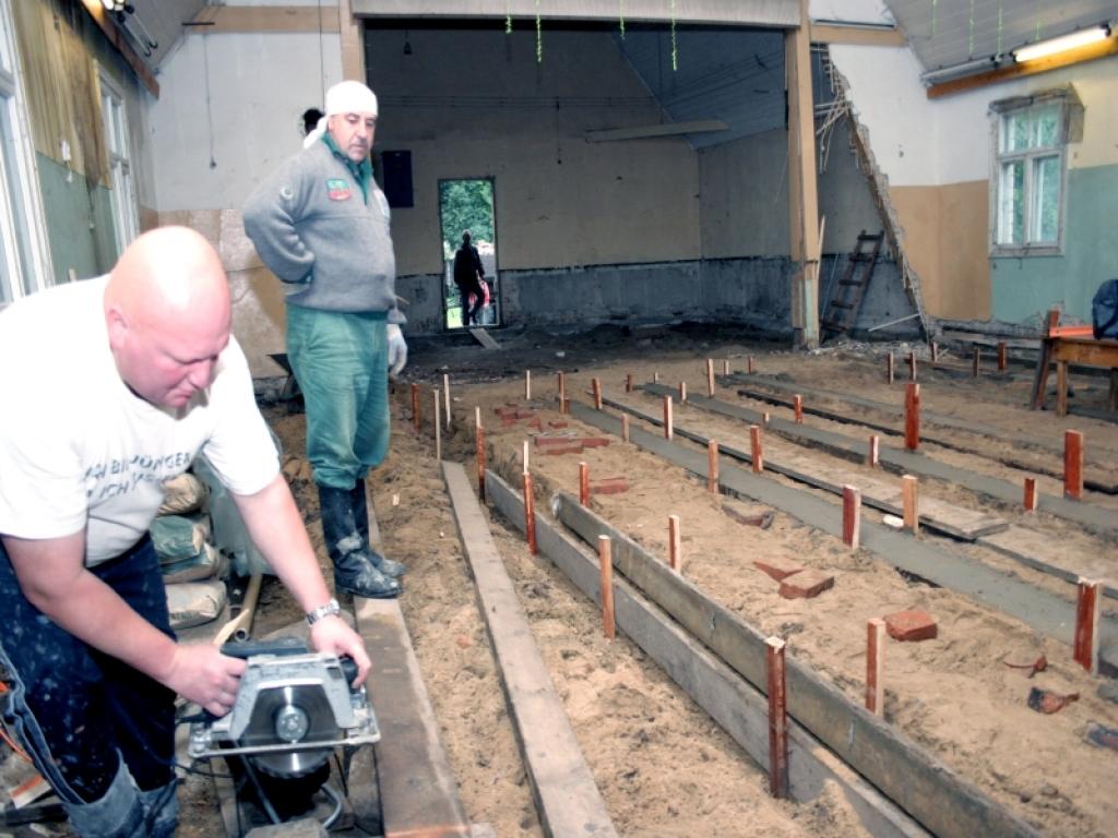  Šobrīd Jaunannas tautas namā tiek mainīts jumts un grīda, kas ir tikai daļa no paredzētajiem ēkas renovācijas darbiem. Foto: Gatis Bogdanovs