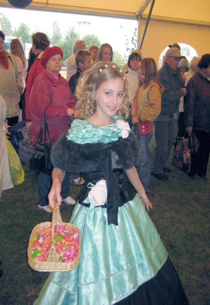 Elīza Ļistopada kopā ar pārējām meitenēm no modes teātra studijas 