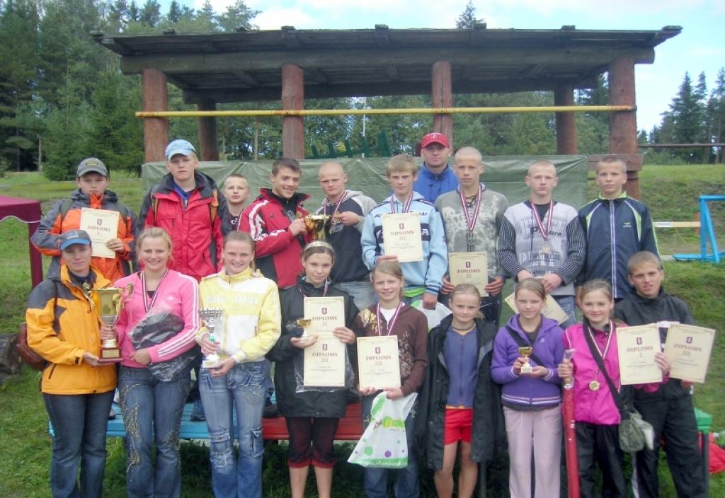 Lejasciema 208. vienības un Gulbenes 207. vienības jaunsargi ar izcīnītajiem kausiem.
Autors: Foto: no personiskā albuma