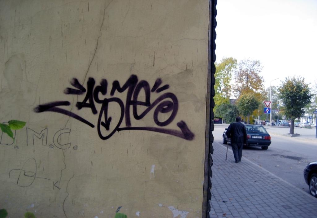 Šādi ķēpājumi bojā Gulbenes kopskatu. Vienlaikus tas ir arī kaitējums ēkai, tāpēc tās īpašnieks var piedzīt zaudējumus no vainīgās personas. 
Autors: Foto: Diāna Odumiņa, Laura Kļaviņa