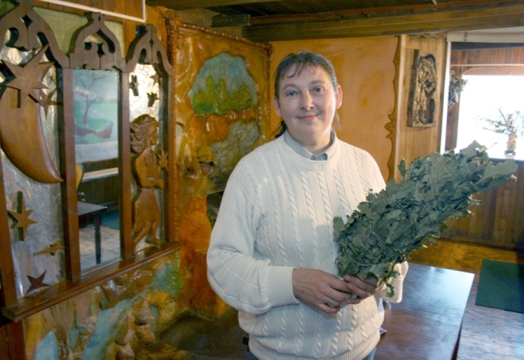 Gulbeniete Tatjana Kārkliņa uzskata, ka pirts nav domāta tikai tam, lai mazgātos. Pirmām kārtām tai piemīt dziednieciskas īpašības, īpaši, ja var nopērties ar dažādu lapu slotiņām. 
Autors: Foto: Gatis Bogdanovs