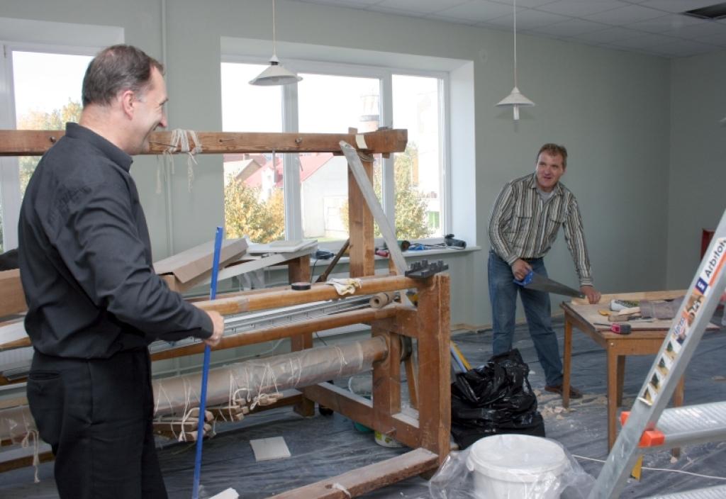 Gulbenes kultūras centra direktors Egons Kliesmets un viņa vietnieks saimnieciskajos jautājumos Imants Ilgažs bieži apspriežas pat veicamajiem darbiem, lai kultūras iestādi pamazām padarītu apmeklētājiem pievilcīgu.
Autors:  Foto: Gatis Bogdanovs