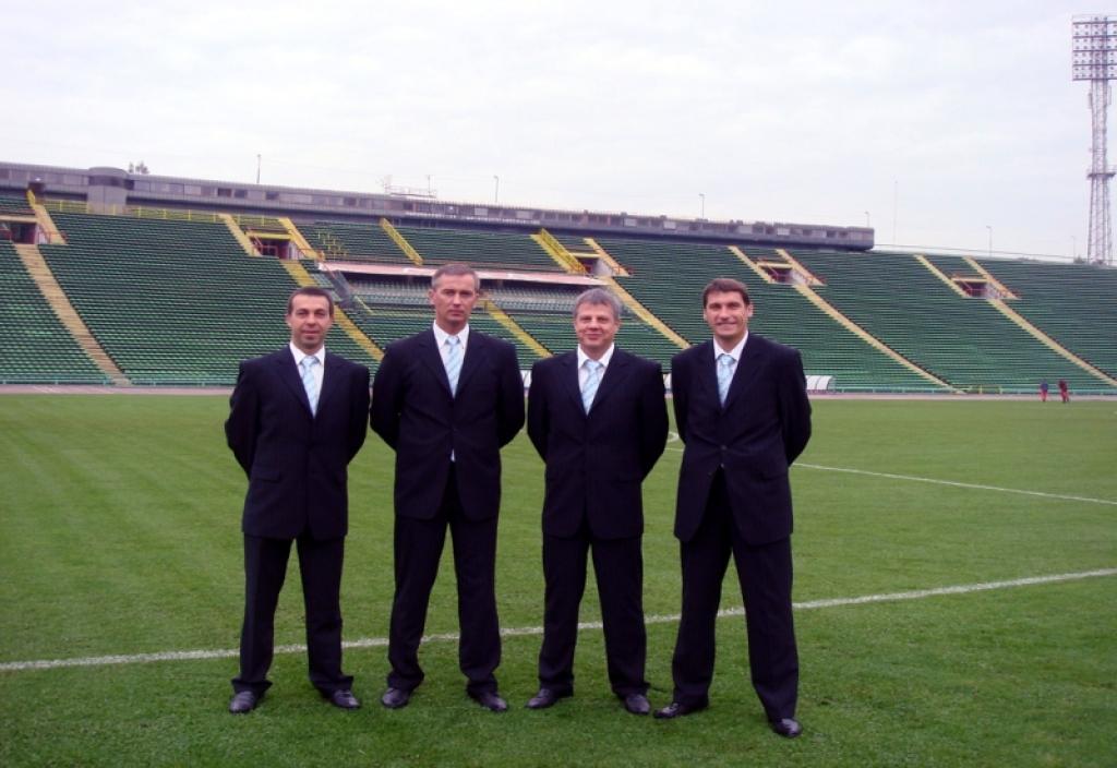 No kreisās Jurijs Popovičenko, Jānis Pukijans, Romāns Lajuks un Andrejs Sipailo Sarajevas stadionā.
Autors: Foto: no personiskā albuma