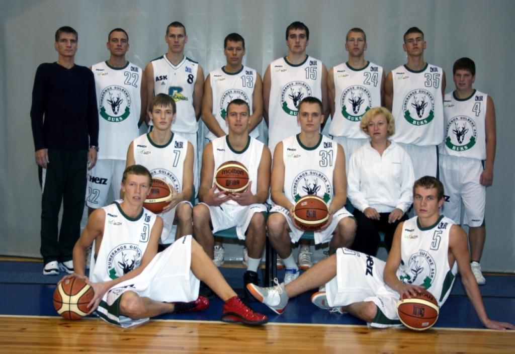 “Bumerangs/ Gulbene/ ASK”: treneris Arvis Steckis (trešajā rindā no kreisās), Agris Kazāks, Māris Sniķis, Bruno Kļaviņš, Zintis Plivda, Jānis Pozņaks, Mārtiņš Jaunzems, Toms Kindzulis, Mikus Sokolovs (otrā rinda no kreisās), Uldis Rudzītis, Toms Celmiņš, ārste Ļiļa Medne, Artis Bakāns (pirmā rinda no kreisās), Ritvars Traidāss. 
Autors: Foto: Gatis Bogdanovs