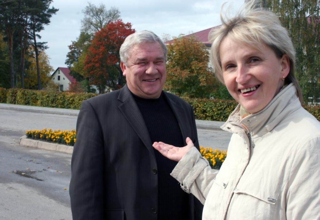 Lejasciema pagasta padomes priekšsēdētājs Dainis Švika un sabiedrisko attiecību speciāliste Dace Milne priecājas, ka pagastam šogad atkal tiek piešķirts rajona sakoptākā pagasta tituls.
Autors: Foto: Gatis Bogdanovs