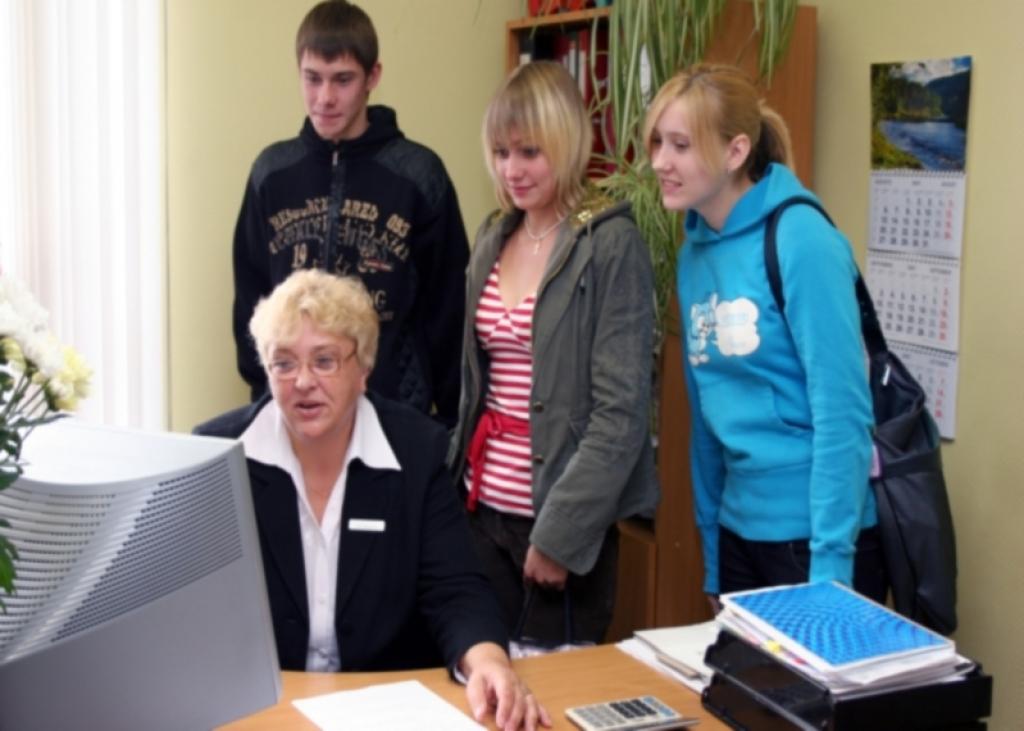 11.klases skolēni uzzina par ienākumu deklarāciju aizpildīšanu un iesniegšanu Valsts ieņēmumu dienestam. 